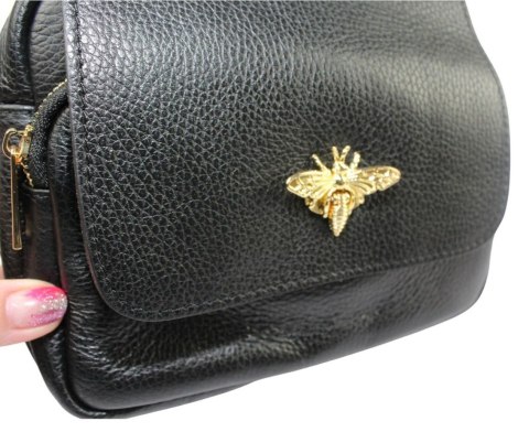 Elegancka Listonoszka POLSKA GALANTERIA Ze Skóry Naturalnej Z Ozdobną Klapką 19-68 CZARNA Elegancka Listonoszka POLSKA GALANTERIA Ze Skóry Naturalnej Z Ozdobną Klapką 19-68 CZARNA