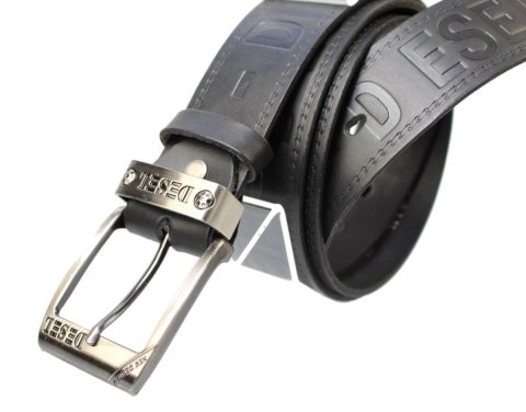 Pasek Skórzany COMPLEX (PL) Tłoczony Napis "DESEL" Skóra Licowa NADWYMIAR EXTRA 40 mm CZARNY XXL Pasek Skórzany COMPLEX (PL) Tłoczony Napis "DESEL" Skóra Licowa NADWYMIAR EXTRA 40 mm CZARNY XXL