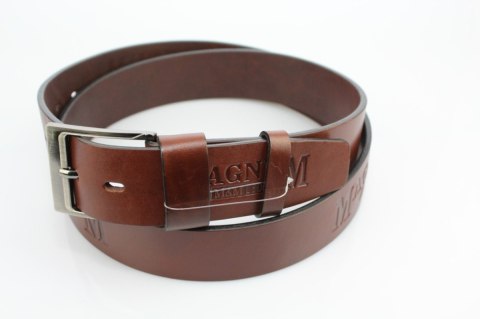 Pasek Skórzany COMPLEX (PL) Tłoczony Napis "MAGNUM" Gładki Skóra Naturalna Licowa EXTRA 40 mm Kasztanowy Pasek Skórzany COMPLEX (PL) Tłoczony Napis "MAGNUM" Gładki Skóra Naturalna Licowa EXTRA 40 mm Kasztanowy