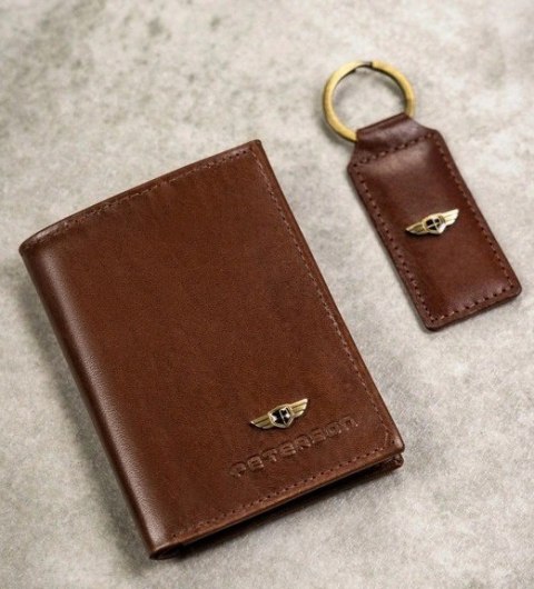 Elegancki I Stylowy Męski Zestaw Upominkowy Peterson Portfel + Etui + Breloczek SET3-N4-VT/5341 RFID BRĄZOWY Elegancki I Stylowy Męski Zestaw Upominkowy Peterson Portfel + Etui + Breloczek SET3-N4-VT/5341 RFID BRĄZOWY